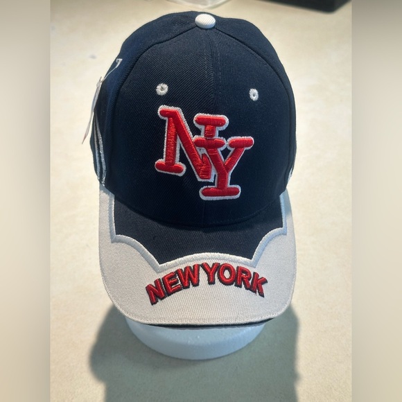 New York Beautifully Embroidered Cap 80% Acrylic 20% Wool. NEW with Tags - Picture 1 of 8